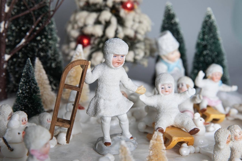 Кукольная гостиная с миниатюрной мебелью