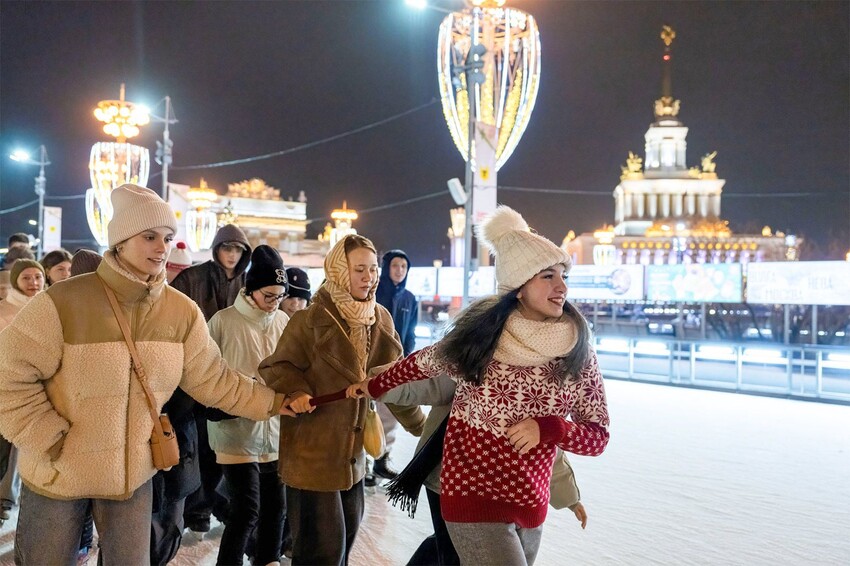 Музыкальные вечера под открытым небом: ВДНХ запускает цикл мероприятий «Музыка в подарок» пройдет на катке ВДНХ