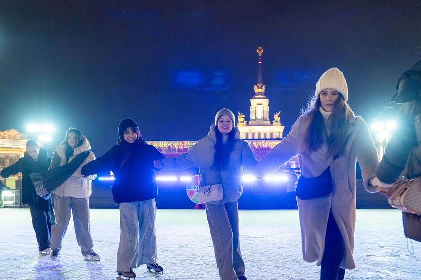 Музыкальные вечера под открытым небом: ВДНХ запускает цикл мероприятий «Музыка в подарок» пройдет на катке ВДНХ