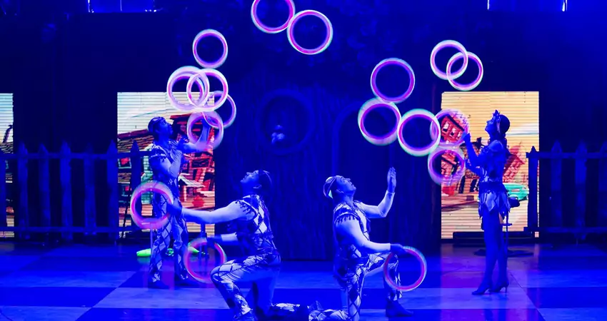 Шоу «Дед Мороз и Баба Яга спасают Новый год»