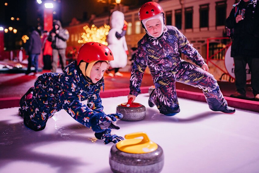 Москвичей и гостей столицы научат играть в керлинг на фестивале «Путешествие в Рождество»
