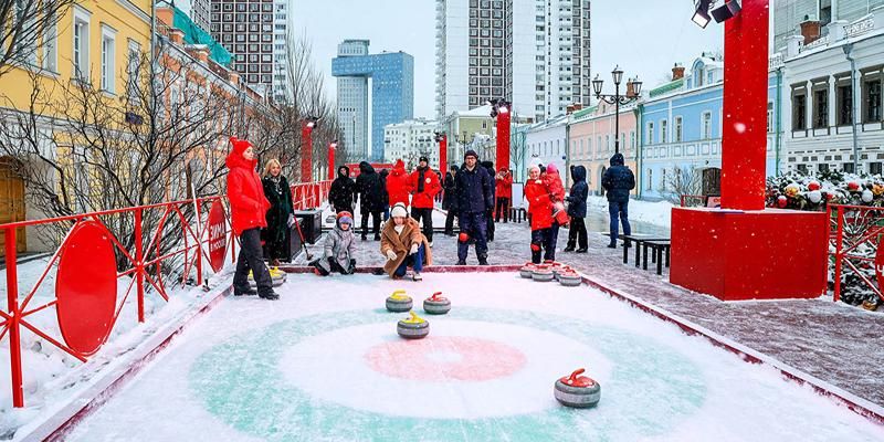 Москвичей и гостей столицы научат играть в керлинг на фестивале «Путешествие в Рождество»