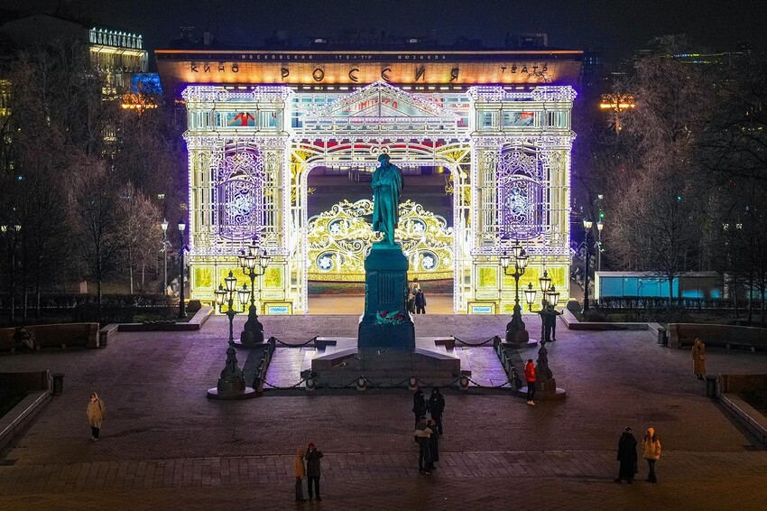 Сверкающие арки, шатры и «звездное небо»: лучшие места для фото в центре столицы