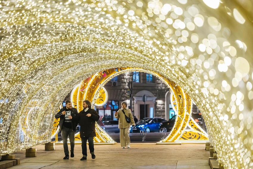 Сверкающие арки, шатры и «звездное небо»: лучшие места для фото в центре столицы