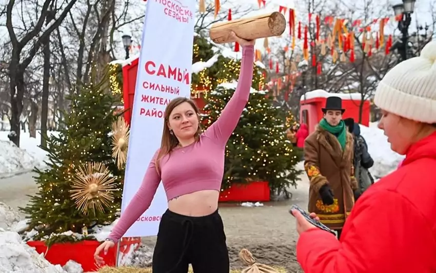 Соревнования в жиме полена и прыжках в мешках на площадках фестиваля «Масленица»