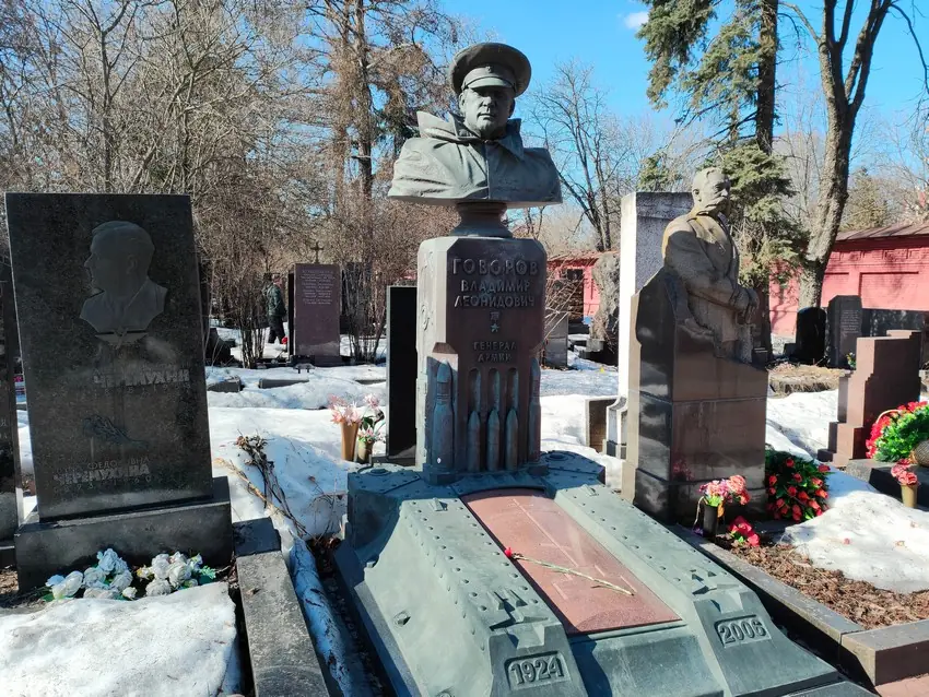 Кто из знаменитостей похоронен на Новодевичьем кладбище в Москве