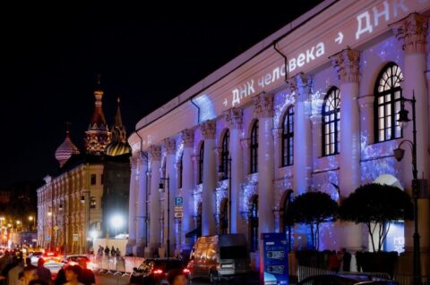 Световое шоу на фасаде Гостиного Двора