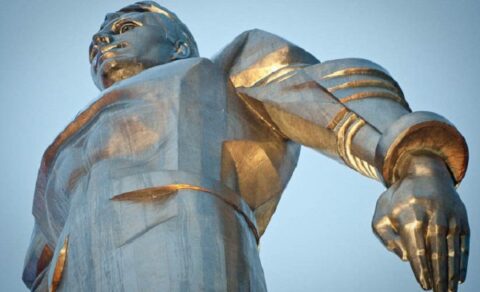 Памятник Ю. Гагарину на Ленинском проспекте