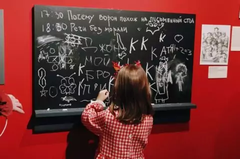 «Алиса, проснись!»: в Москве открылась выставка к 160-летию сказки Льюиса Кэрролла