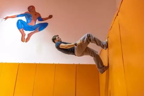 Научитесь летать и ходить по стенам в батутном центре Flip&Fly!