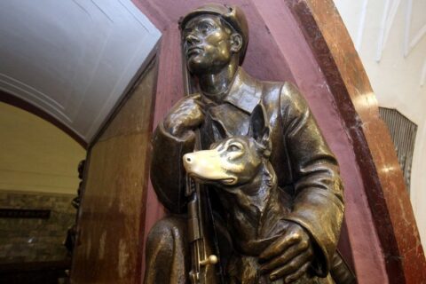 Бронзовая собака на станции «Площадь Революции»
