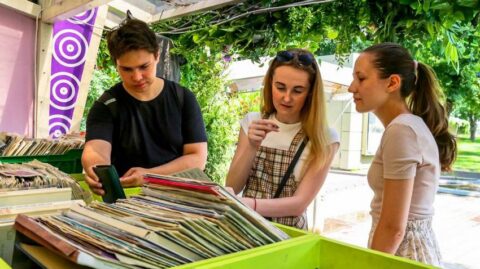 Более 500 антикварных предметов, посвящённых Виктору Цою, можно увидеть на винтажном маркете