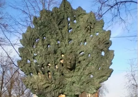 Памятник Дерево любви