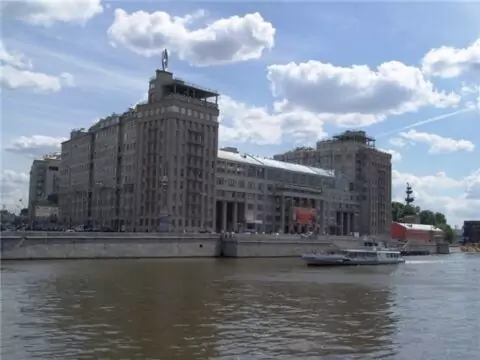 Дом на набережной