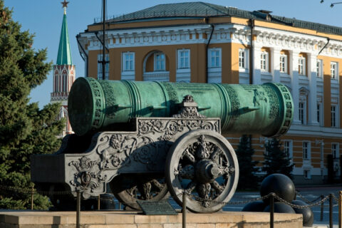 Экспозиция старинных артиллерийских орудий Московского Кремля
