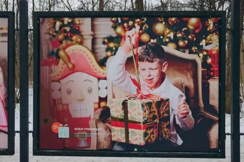 «Добрая елка»: в Москве открылась фотовыставка о детских мечтах, которые стали реальностью