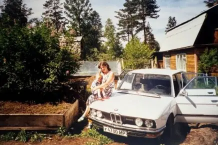 «Меняю трёшку на джип»: в Музее транспорта Москвы открылась выставка «Иномарка», посвященная легендам авторынков 90-х