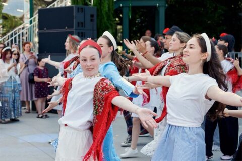 Флешмоб в честь юбилея столицы: «Московская кадриль» на Болотной площади