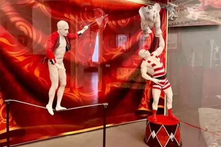 Куклы, цирк и детство: выставка кукол «Там, где живут клоуны» в усадьбе Люблино