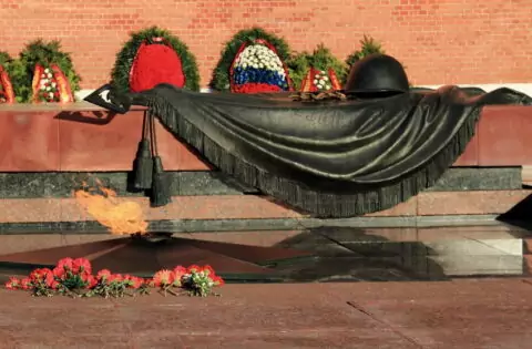 Могила неизвестного солдата у Кремлевской стены в Александровском саду