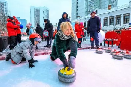 На фестивале «Путешествие в Рождество» всех желающих научат играть в керлинг