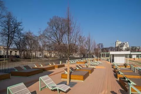 Пляжная зона для летнего отдыха на берегу Пионерского пруда в Парке Горького