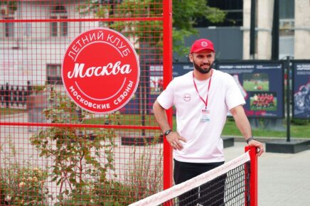 На Тверском бульваре в клубе «Москва» можно сыграть в пиклбол и заняться скалолазанием