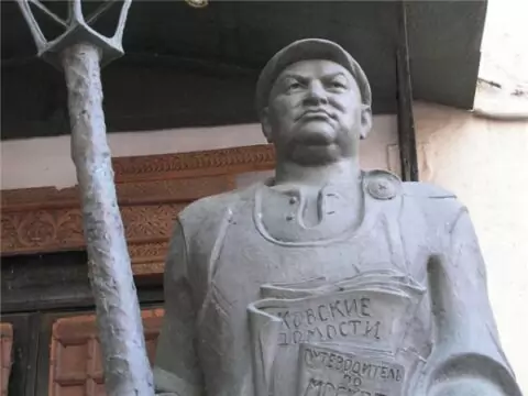 Памятник Лужкову-дворнику