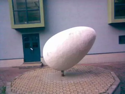 Памятник яйцу