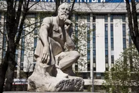Памятник гастарбайтеру