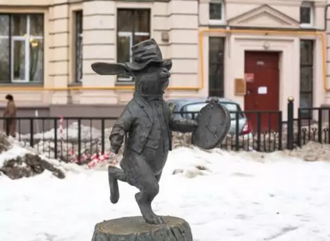 Памятник Кролику из Алисы в Стране чудес