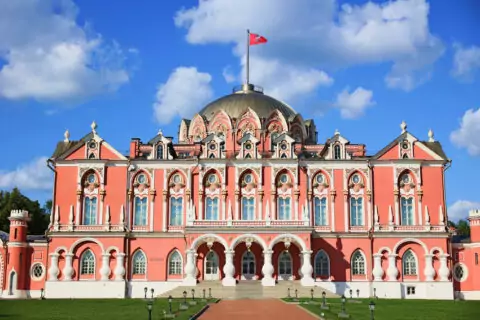 Петровский путевой дворец: архитектурная жемчужина с многовековой историей