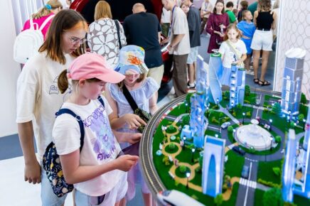 Форум «Москва 2030» в Гостином Дворе: выбрать профессию по скану лица и сразиться с роботом