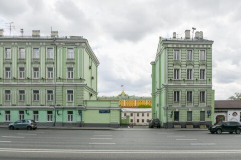 «Разорванный» дом