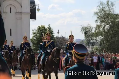 Церемония развода караулов на Соборной площади Кремля