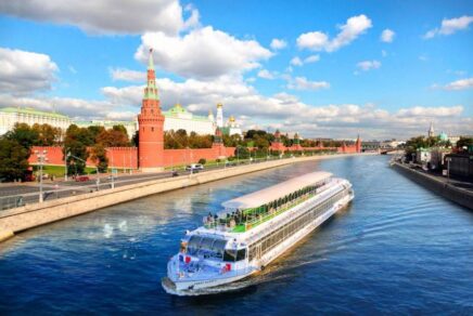 Прогулка на теплоходе «Ривер Палас» по центру Москвы с обедом или ужином