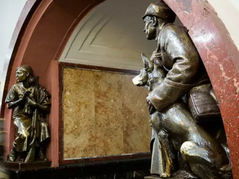 Какие скульптуры на станции метро «Площадь Революции» приносят удачу?