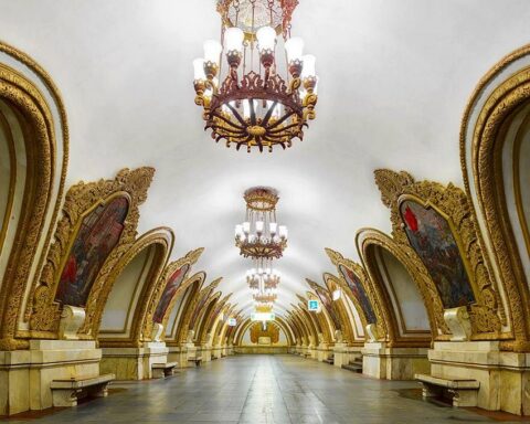 15 самых красивых и запоминающихся станций московского метро