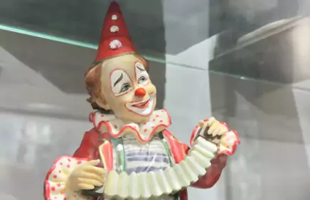 Выставка «Две тысячи клоунов»: в усадьбе Остафьево открылась уникальная экспозиция артиста цирка Василия Конопляника