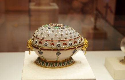 Экспозиция изделий фирмы Карла Фаберже в Оружейной палате