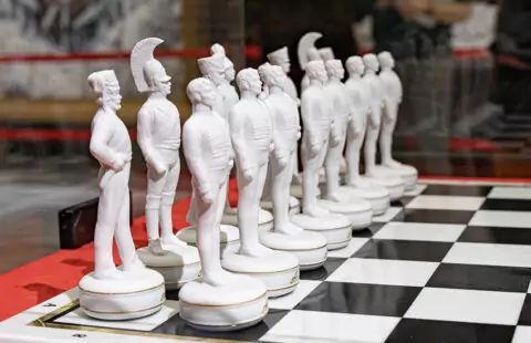 Выставка «История в фарфоре. Патриотическая скульптура Императорского фарфорового завода»