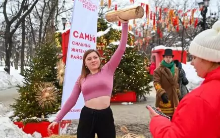 Соревнования в жиме полена и прыжках в мешках на площадках фестиваля «Масленица»